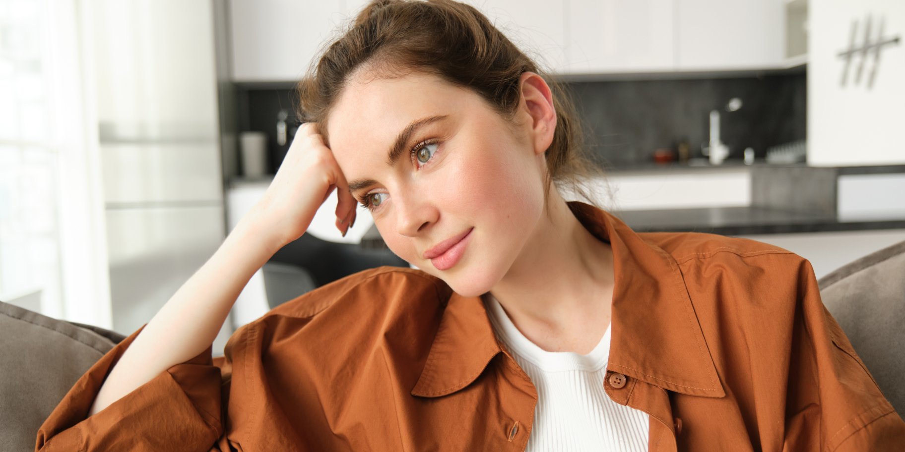 Втомлена дівчина