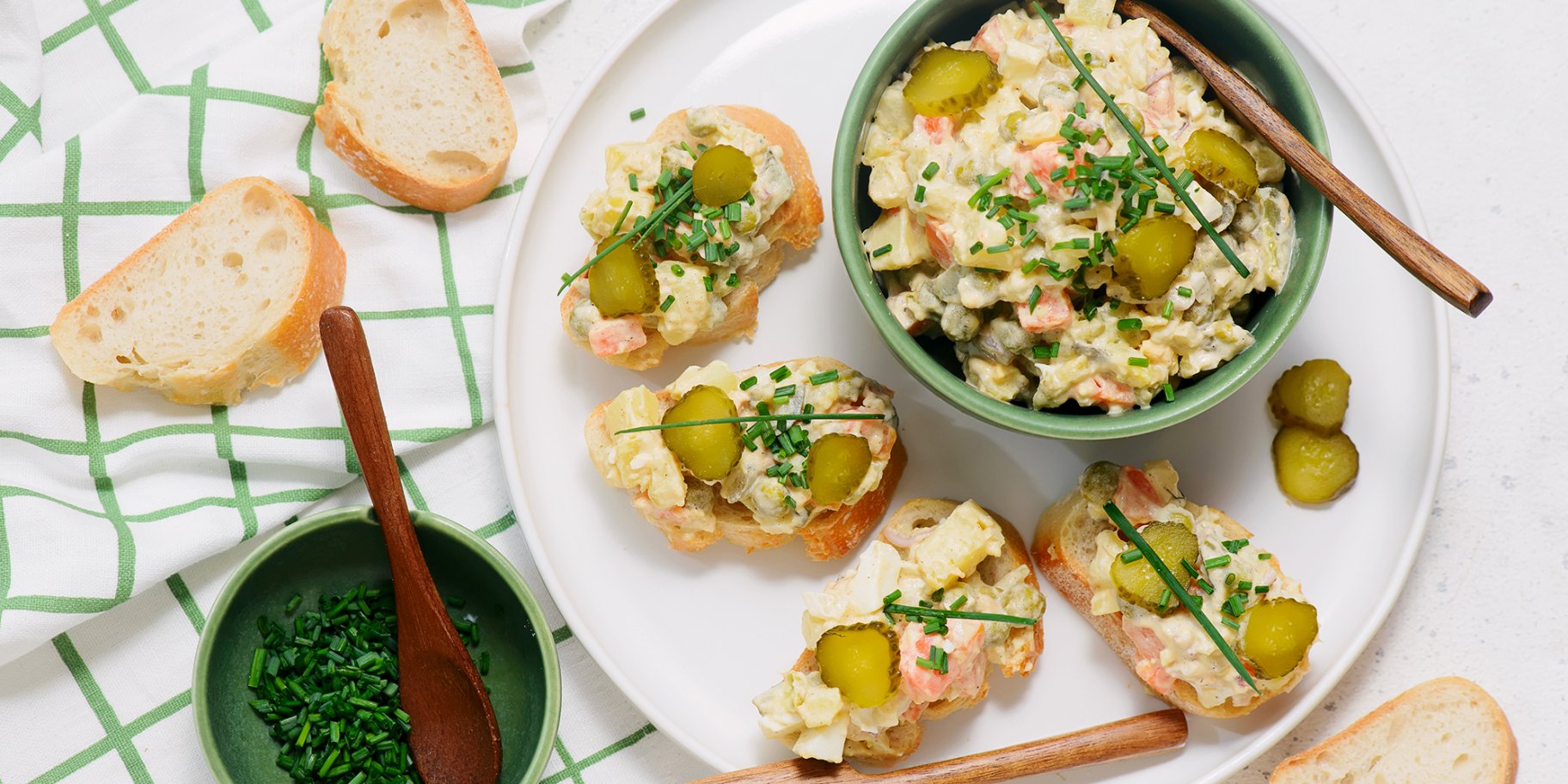 Олів’є з кальмарами на бутербродах