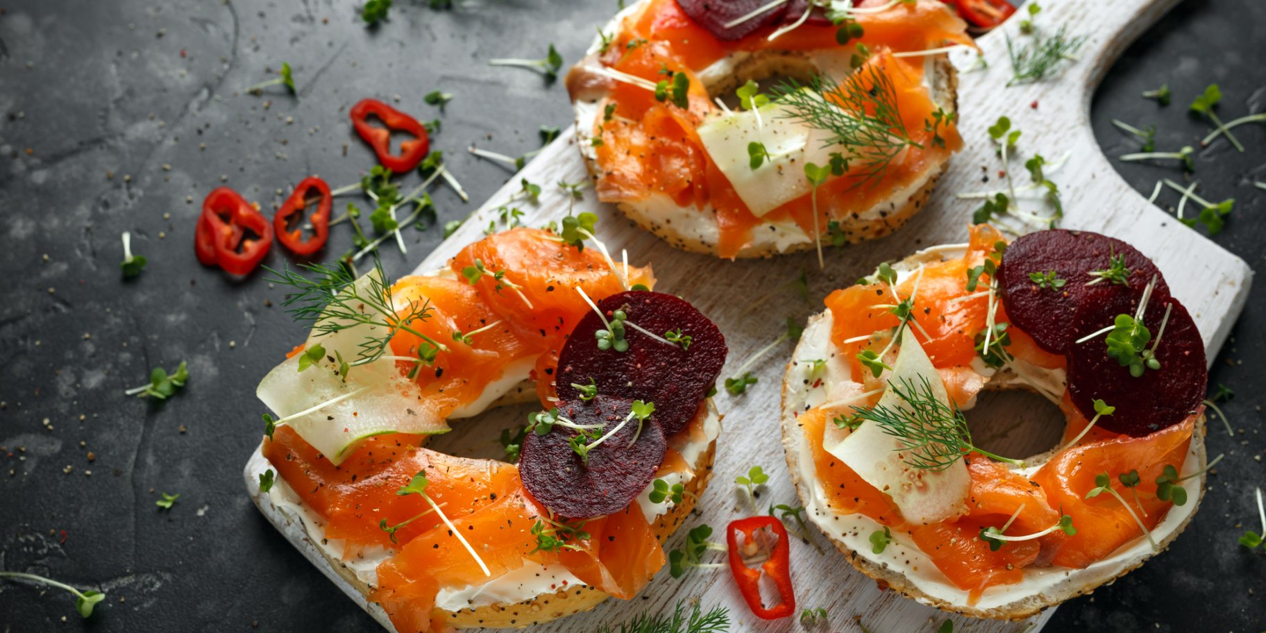 Відкритий сендвіч з копченим лососем та секретним інгредієнтом