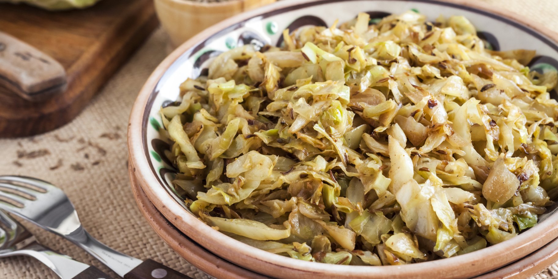 Салат с курицей в большой миске на столе