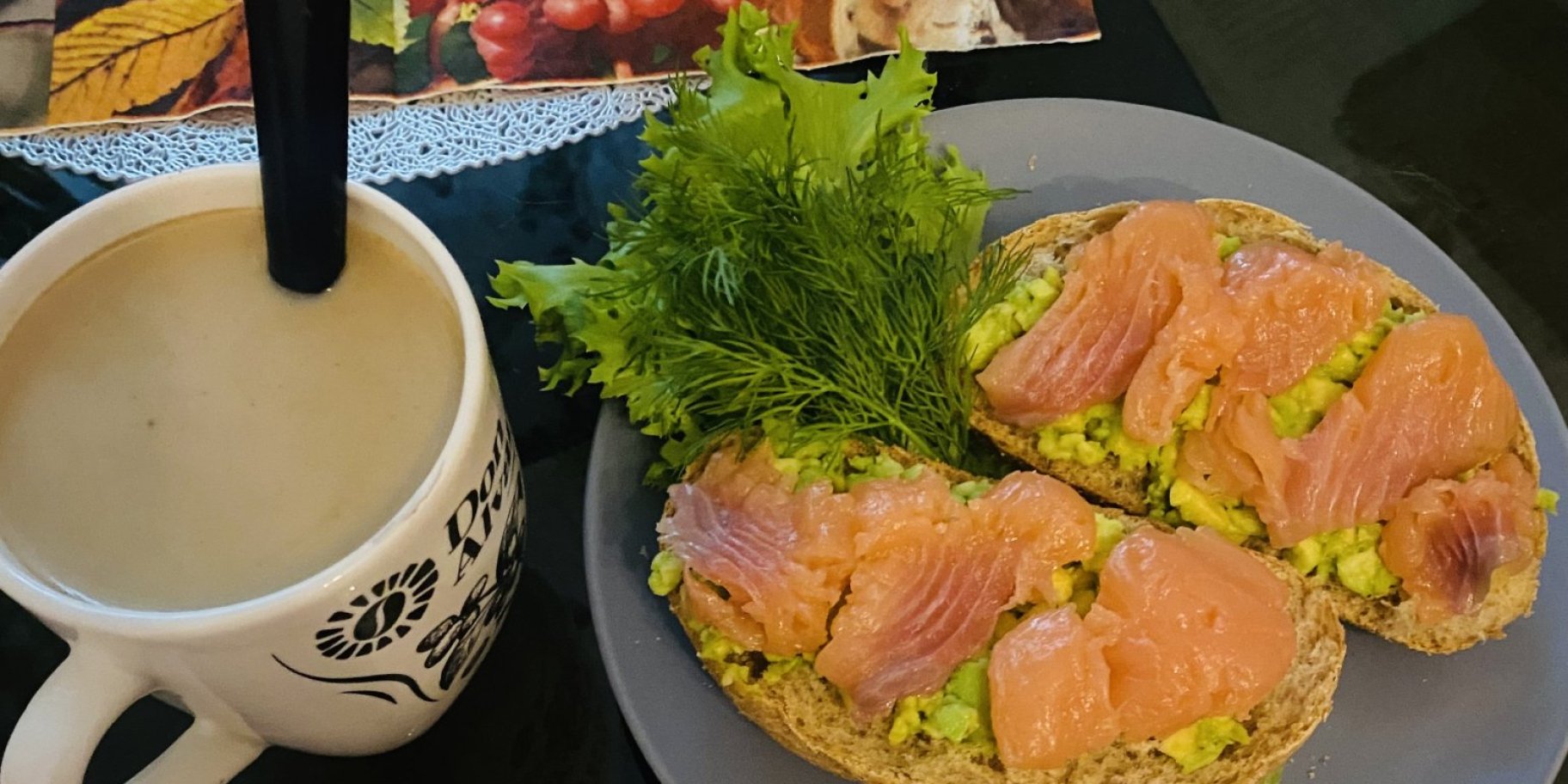 Тост з авокадо і слабосоленою сьомгою