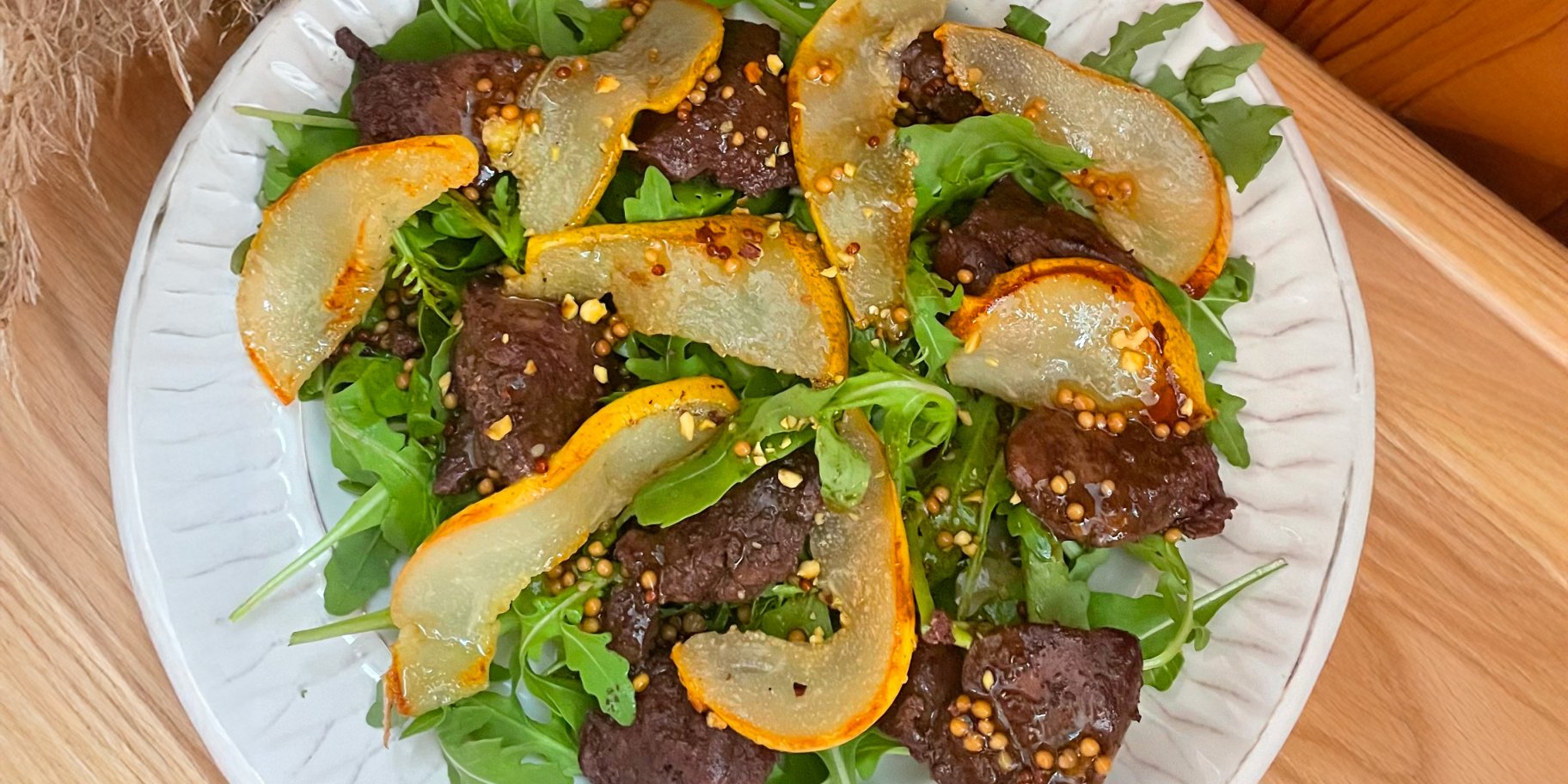 Салат з печінкою та грушею