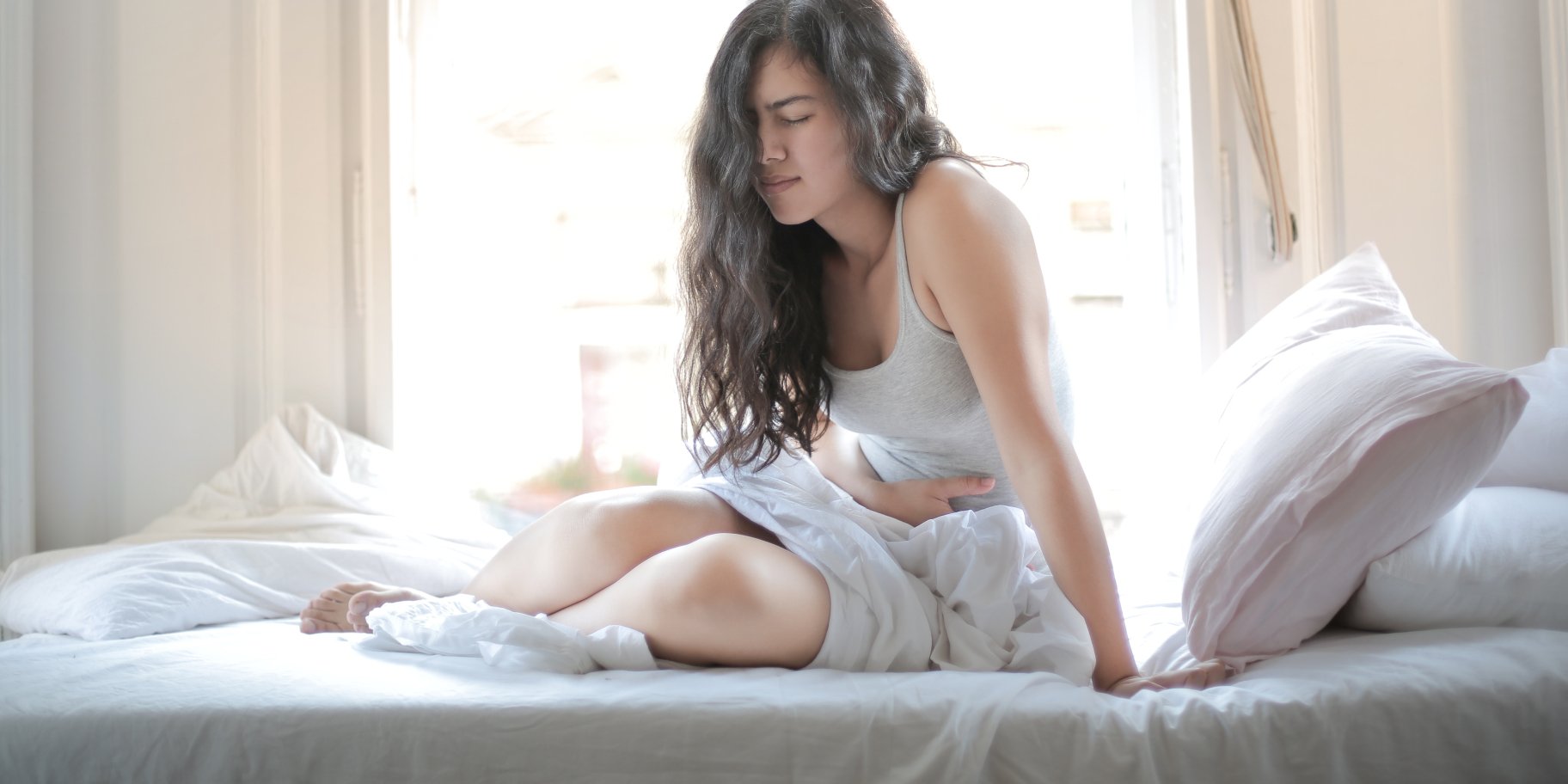 дівчина болить печінка