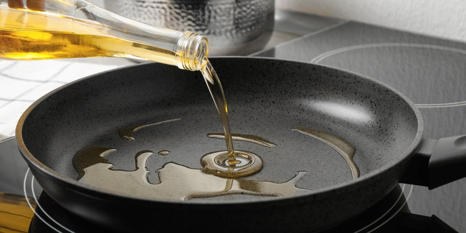 Олія в сковороді