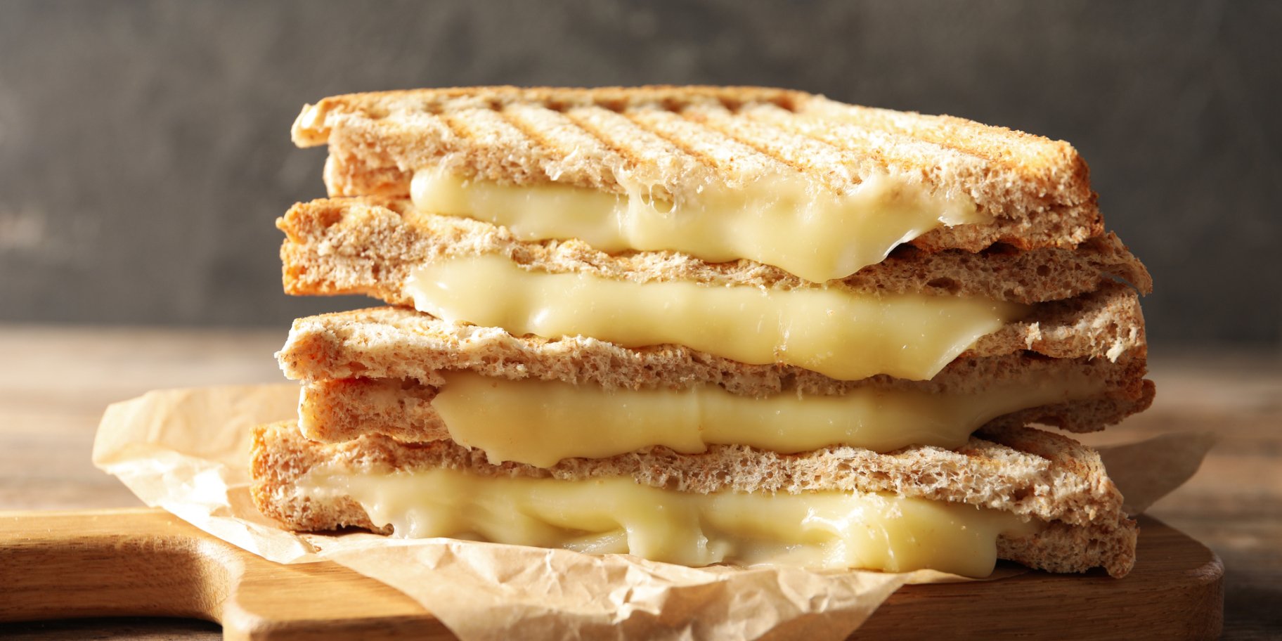 Гарячі бутерброди із сиром у мультипечі