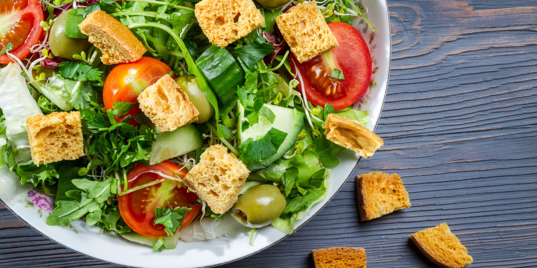 Салат с помидорами, огурцами и гренками