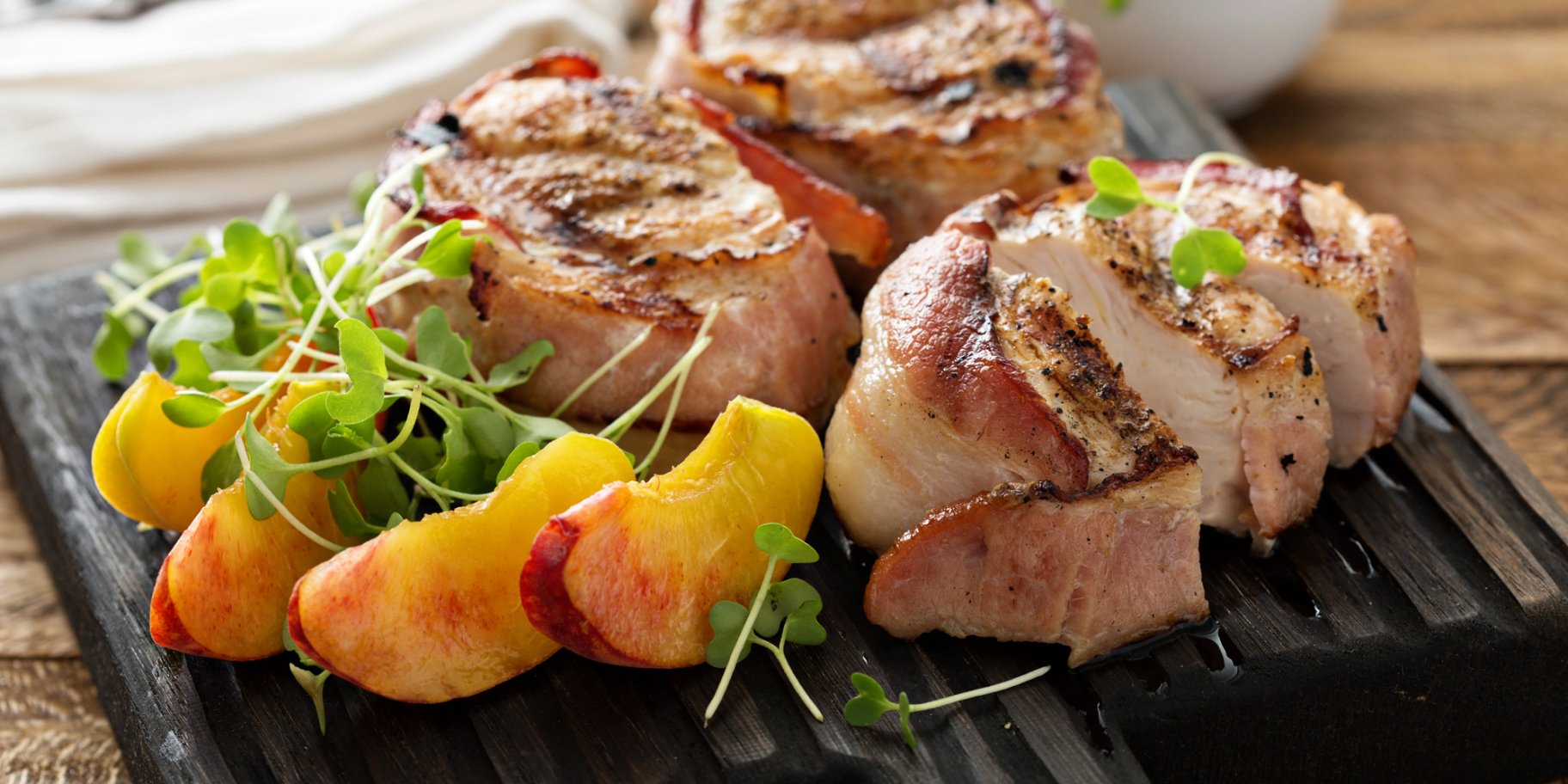 Стейк з персиками