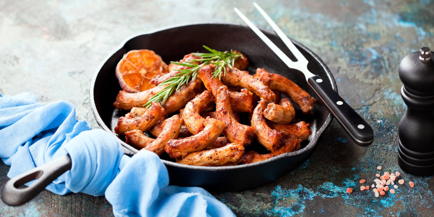 Гострі курячі шиї на сковороді