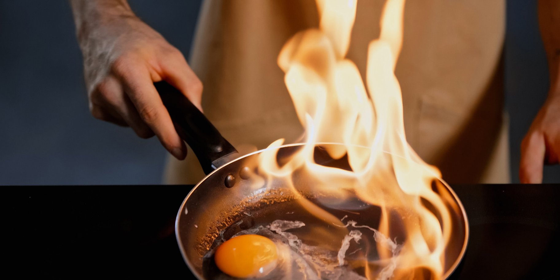 Палаюча в сковороді олія