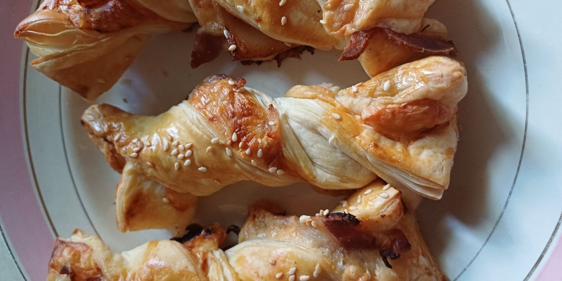 Слойки з беконом