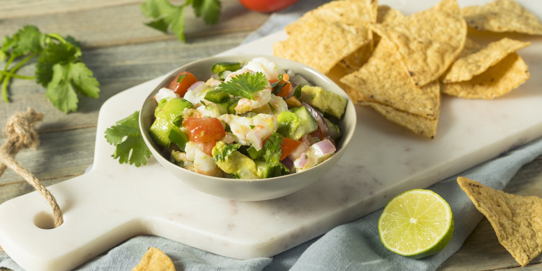 Креветки з авокадо і цибулею