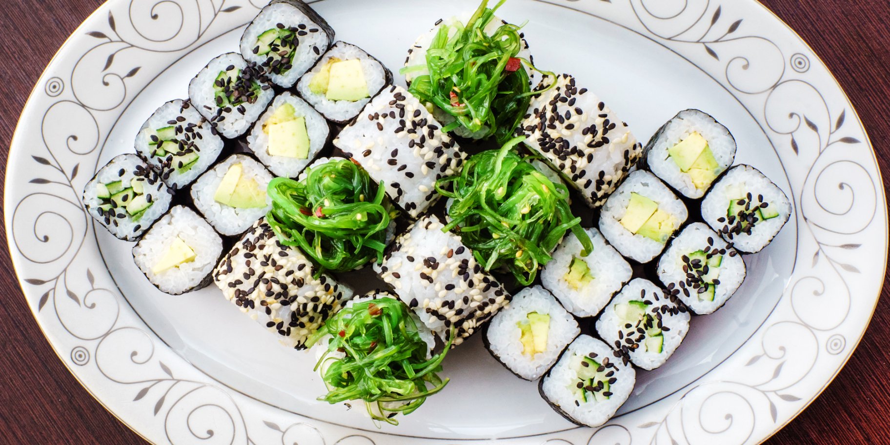 Роли зі спаржею на тарілці