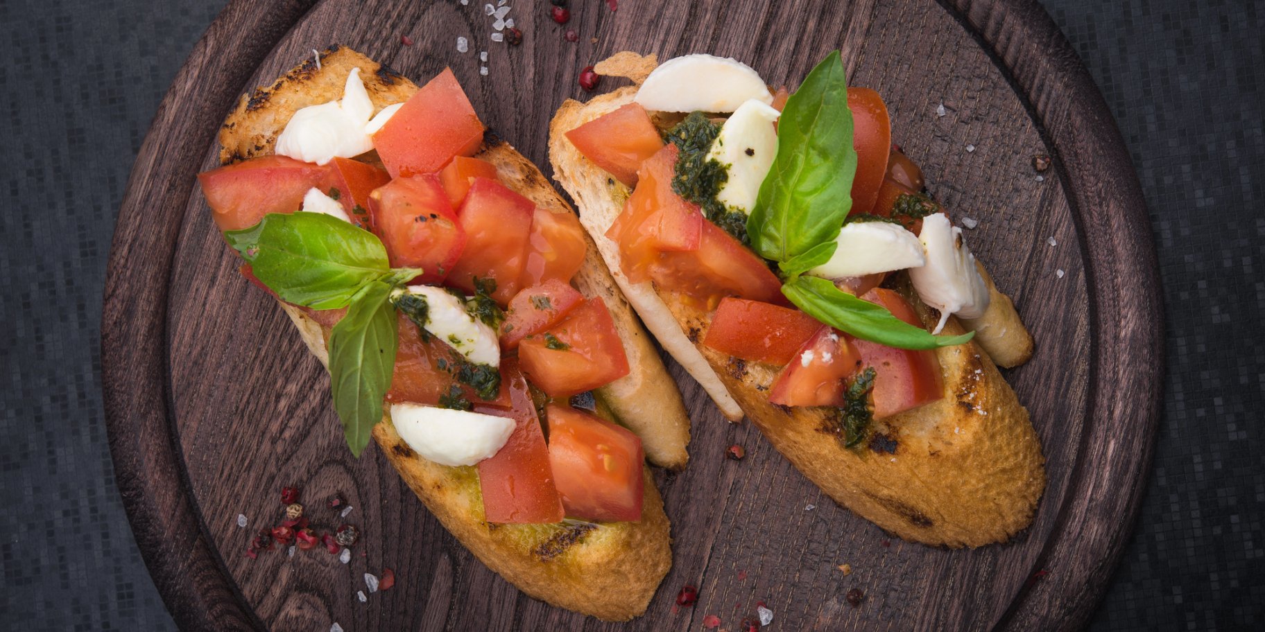 Італійські брускети з соусом песто