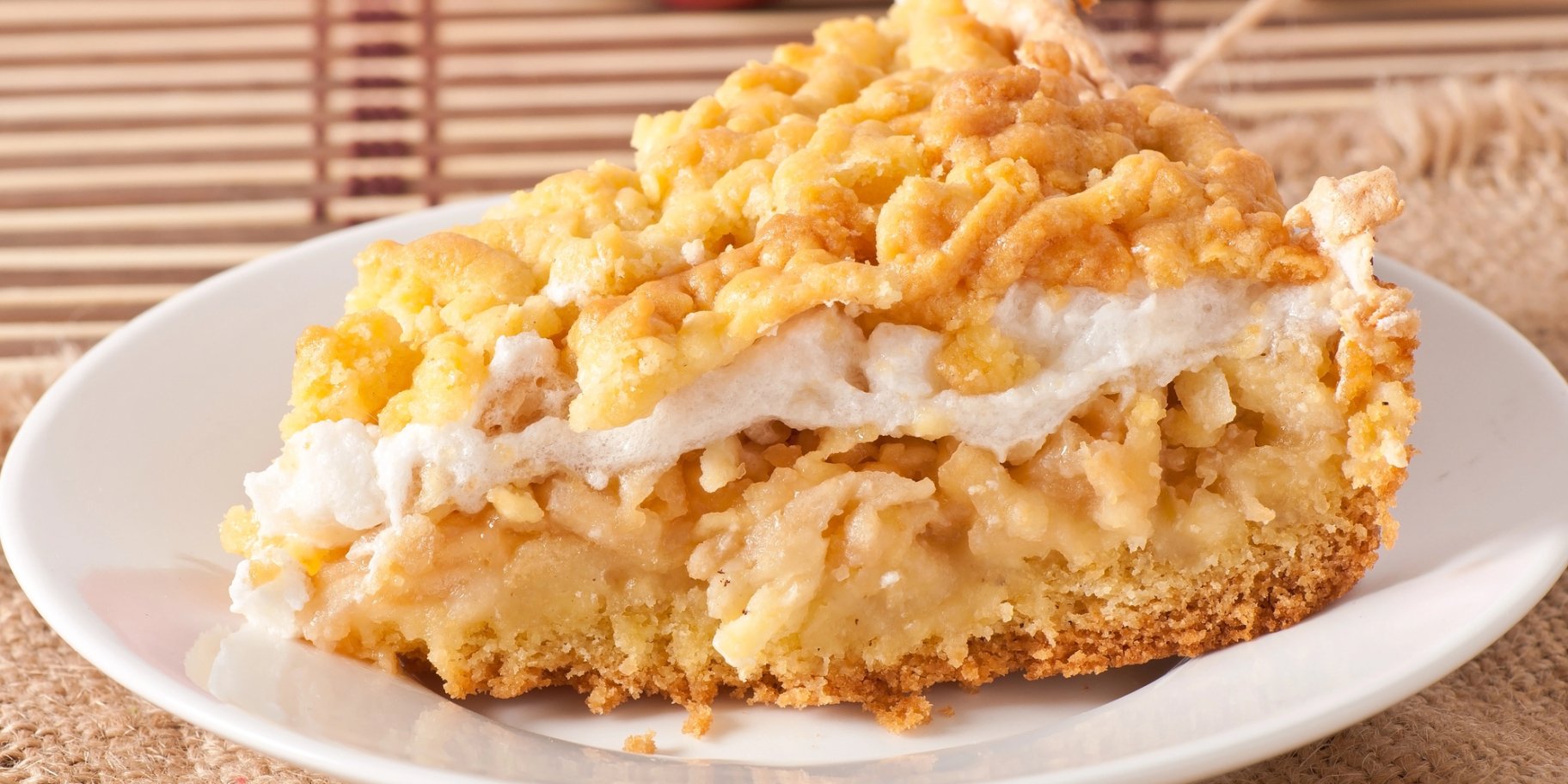 Тертий пиріг з яблуками