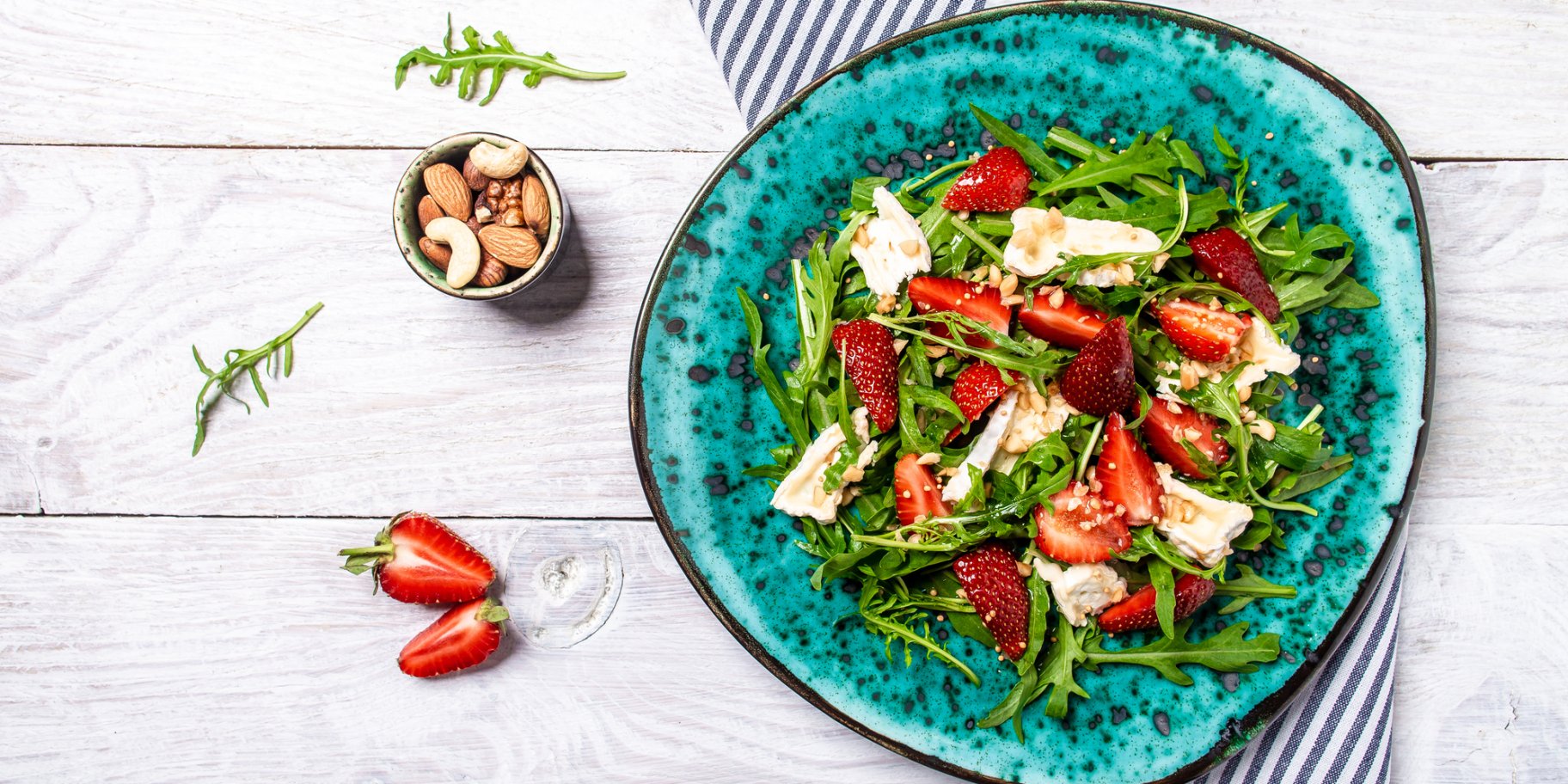 Салат с плавленым сыром и клубникой