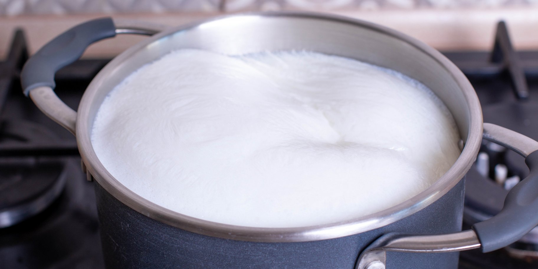 Молоко в каструлі
