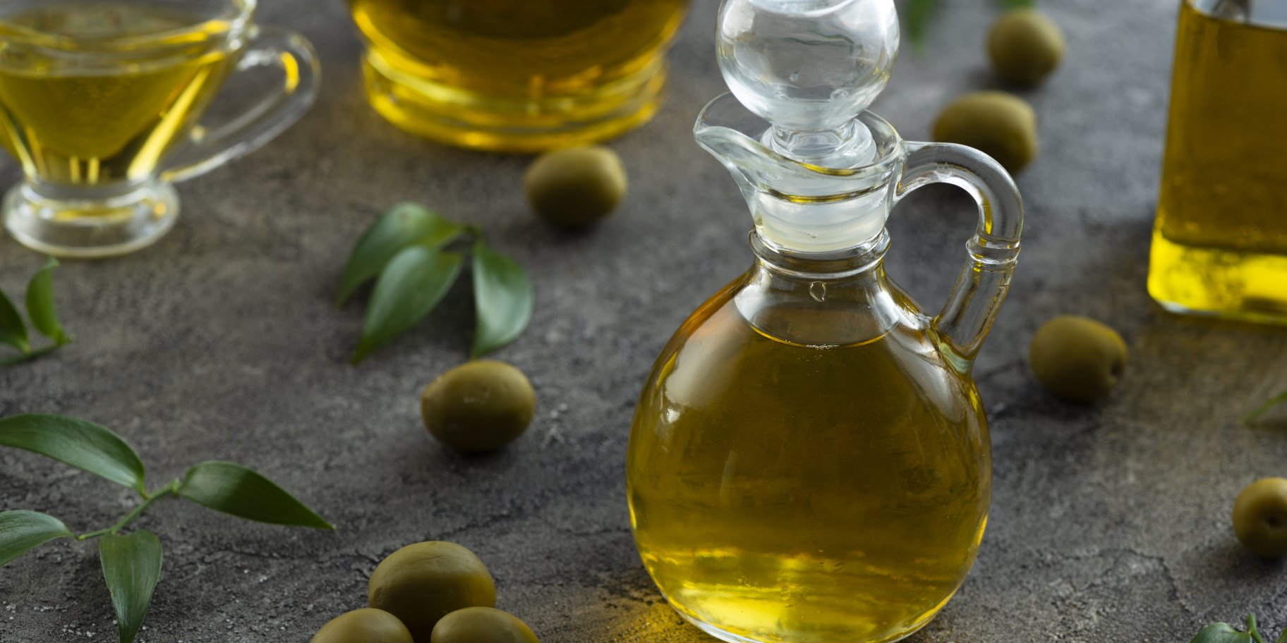 Оливкова олія та оливки