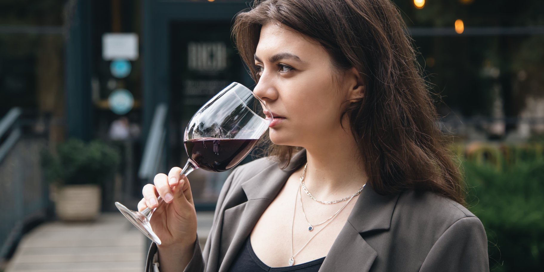 Дівчина п'є вино