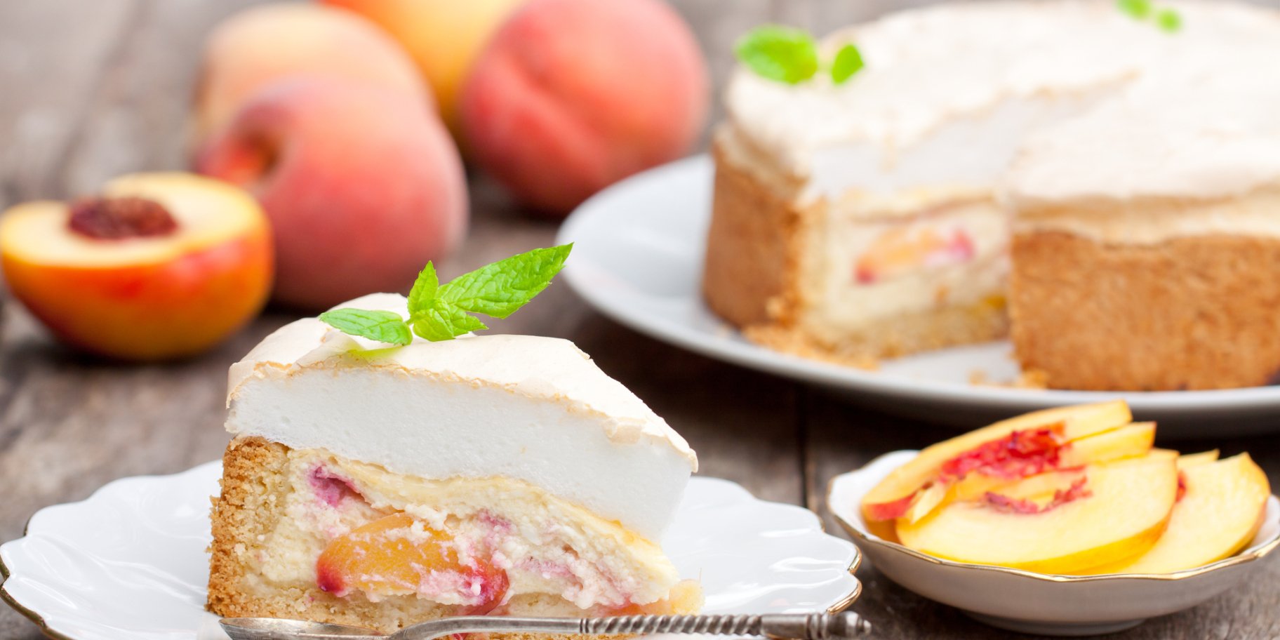 Пирог с персиками и земляникой