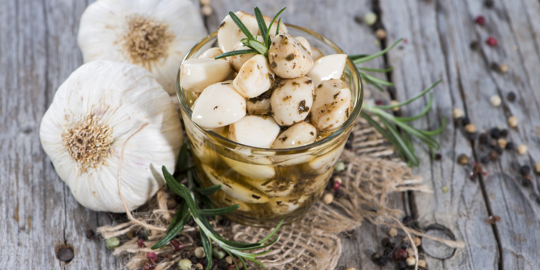 Маринований в олії часник