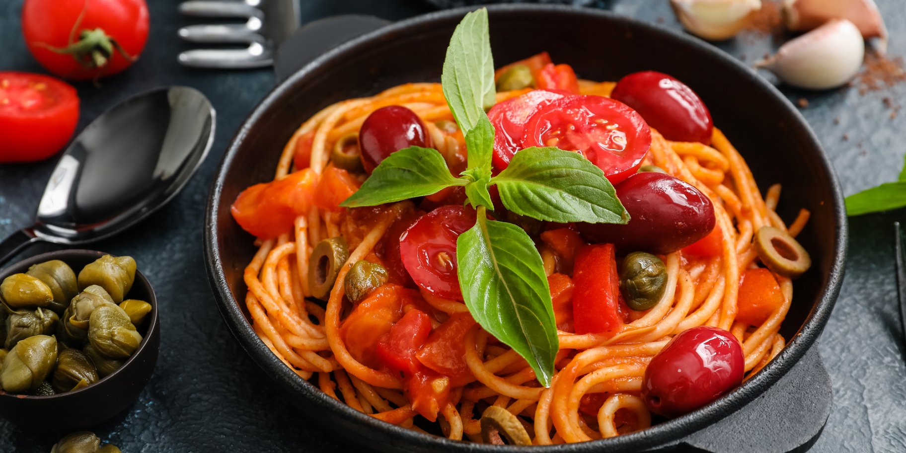 Крупний план тарілки з томатною пастою