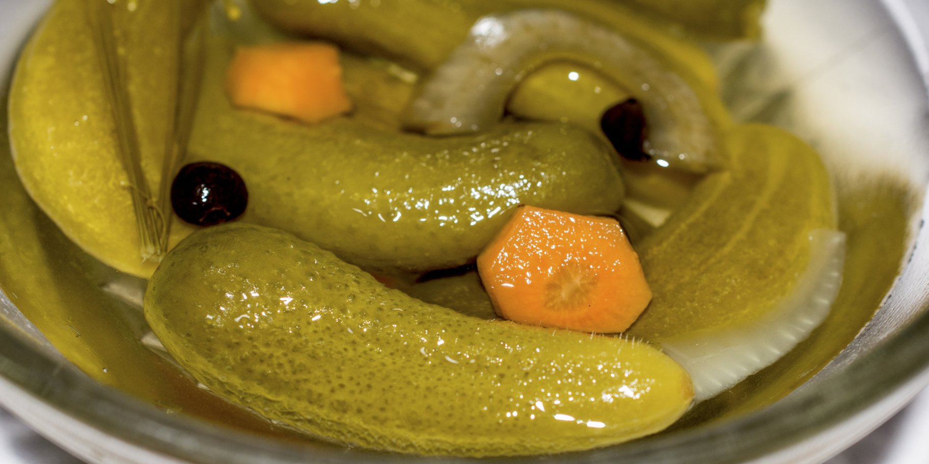 Мариновані огірки з морквою та цибулею