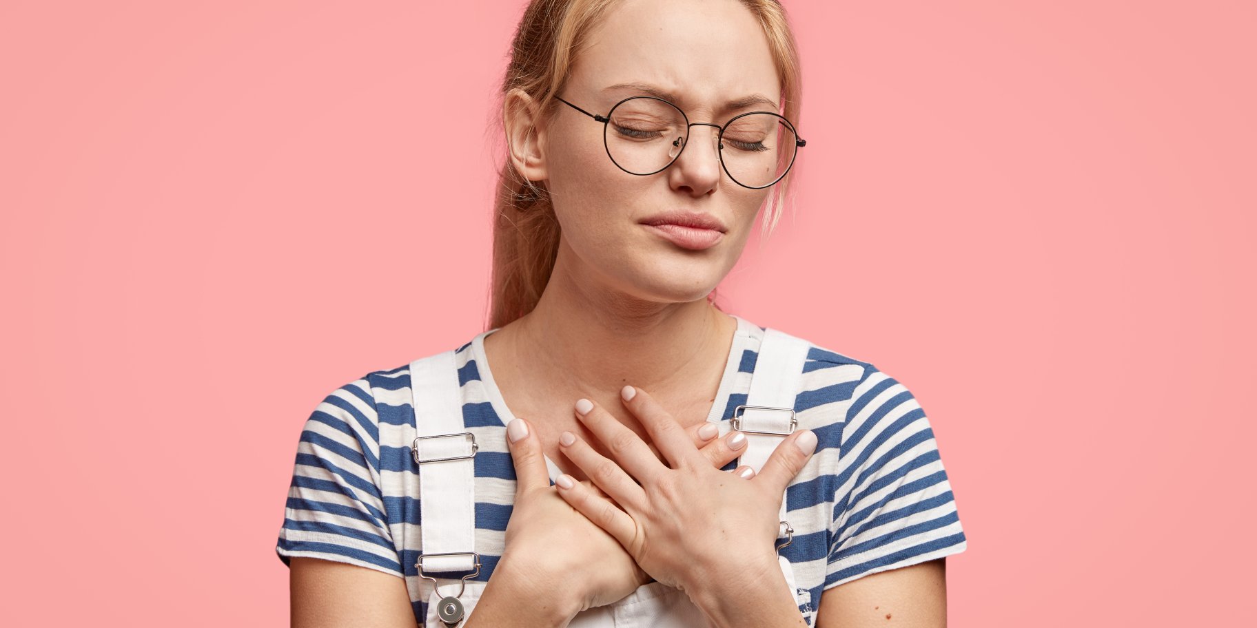 Жінка з болем у грудях