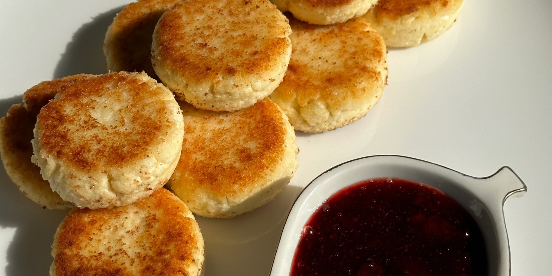 Діабетичні сирники з вишневим варенням