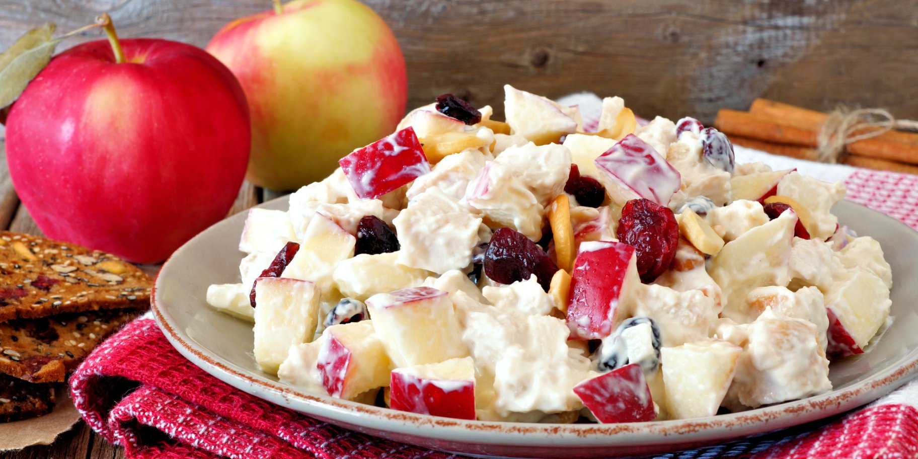 салат з яблук, кориці та йогурту