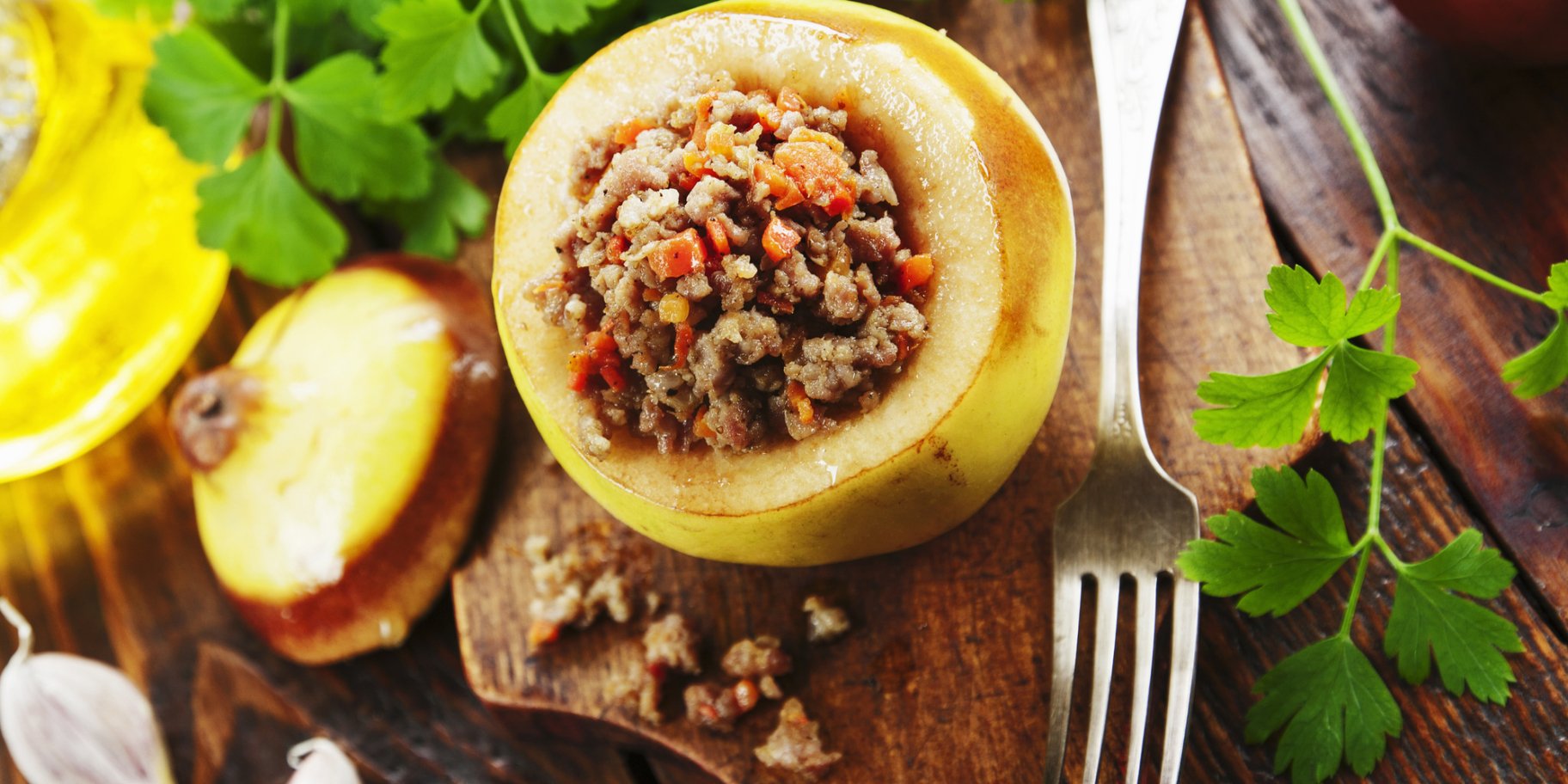 Фарширована айва з м'ясом і сиром