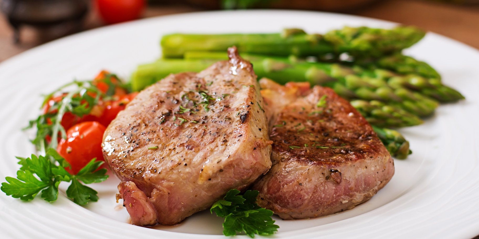 Смажене м'ясо зі спаржею