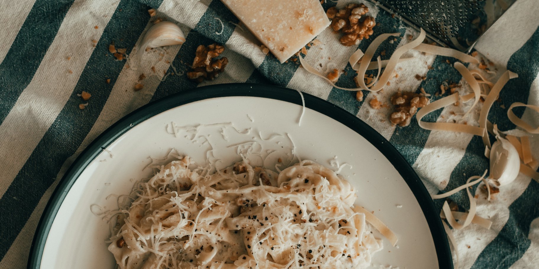 много пищи на деревянном фоне