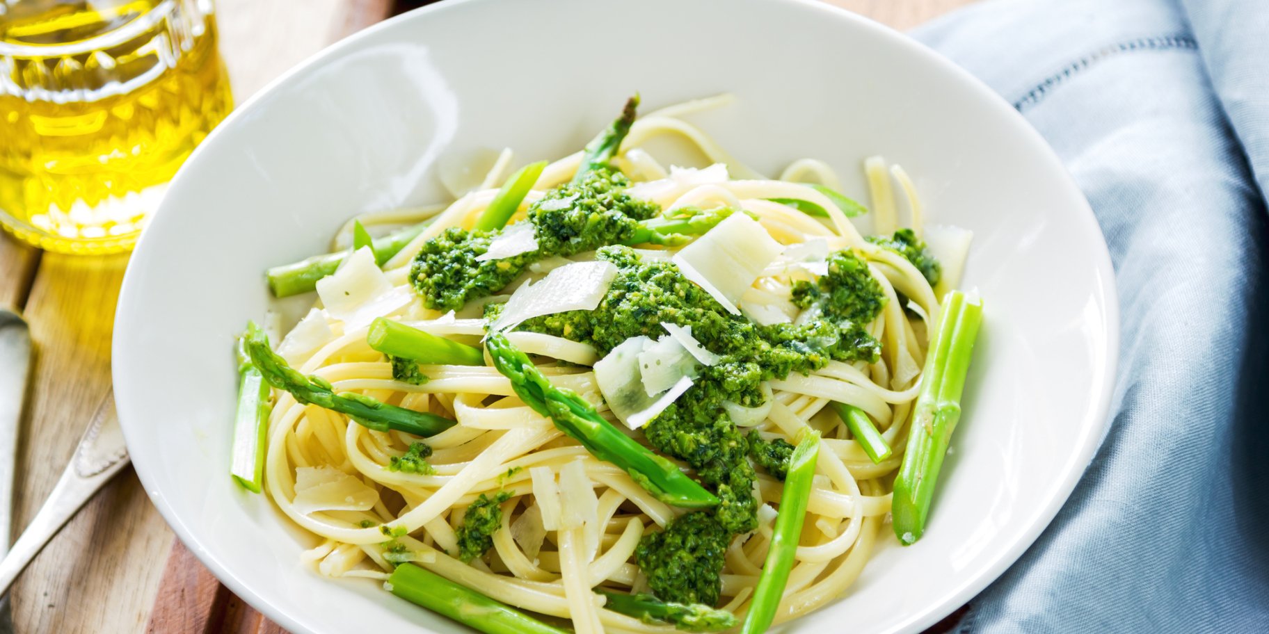 Спагеті зі спаржею під соусом