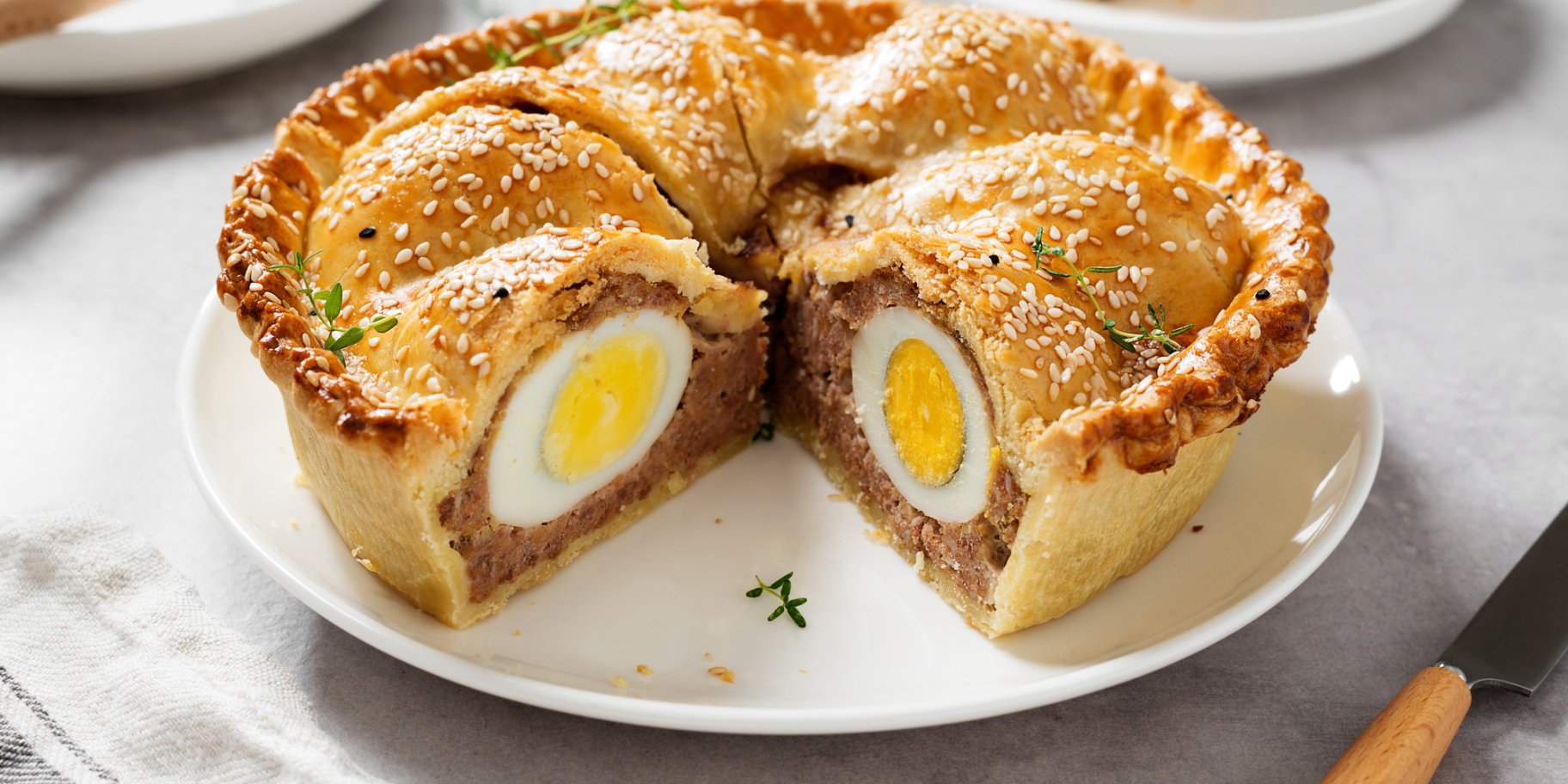 Пиріг з ковбасою і яйцями