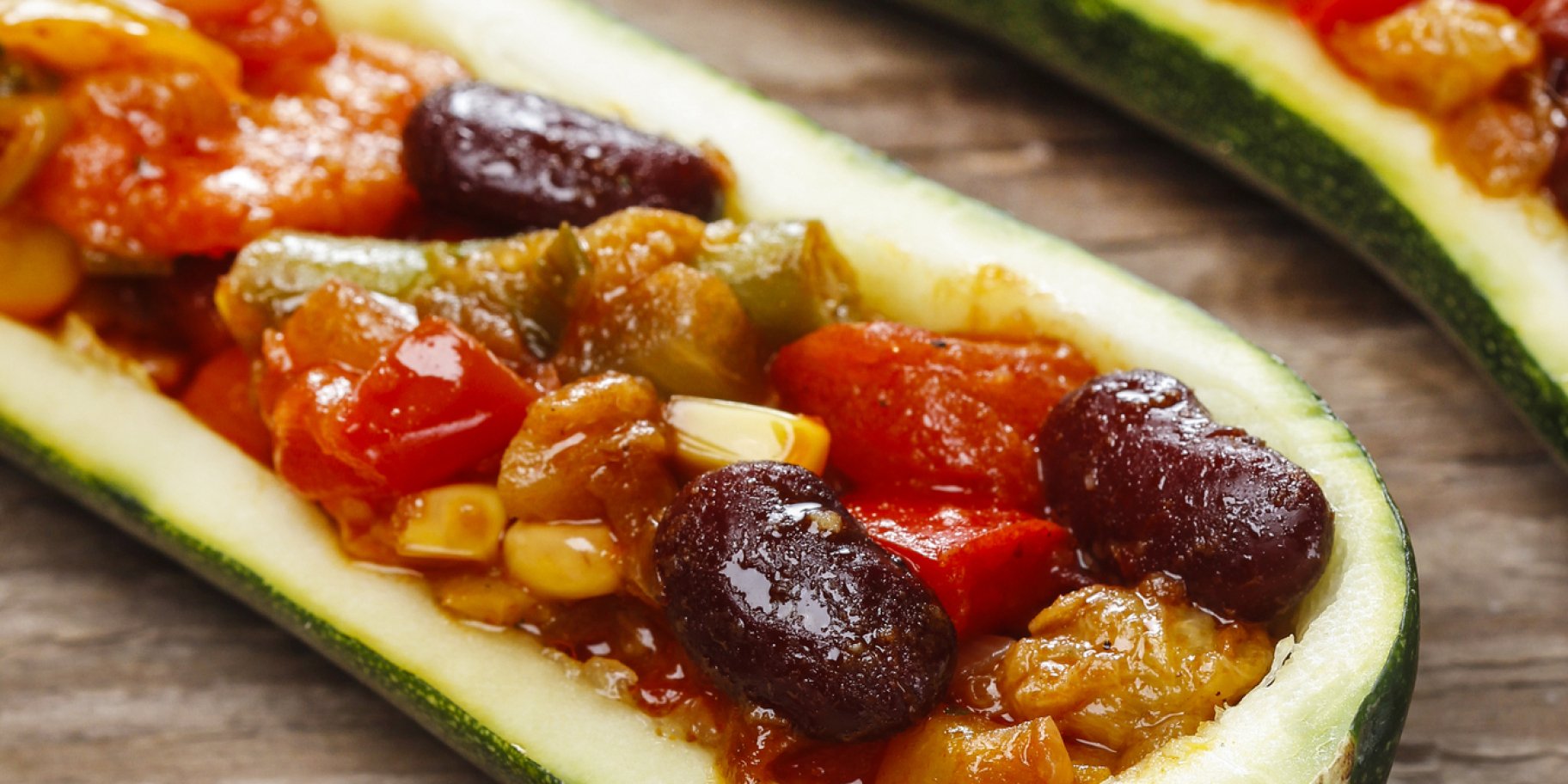 Цуккини, фаршированные фасолью и овощами