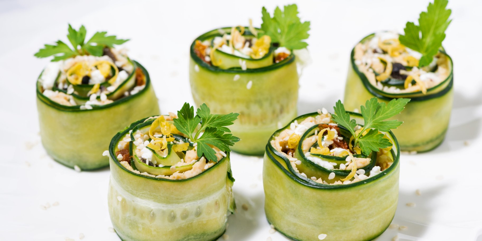 Огіркові рулетки з хумусом