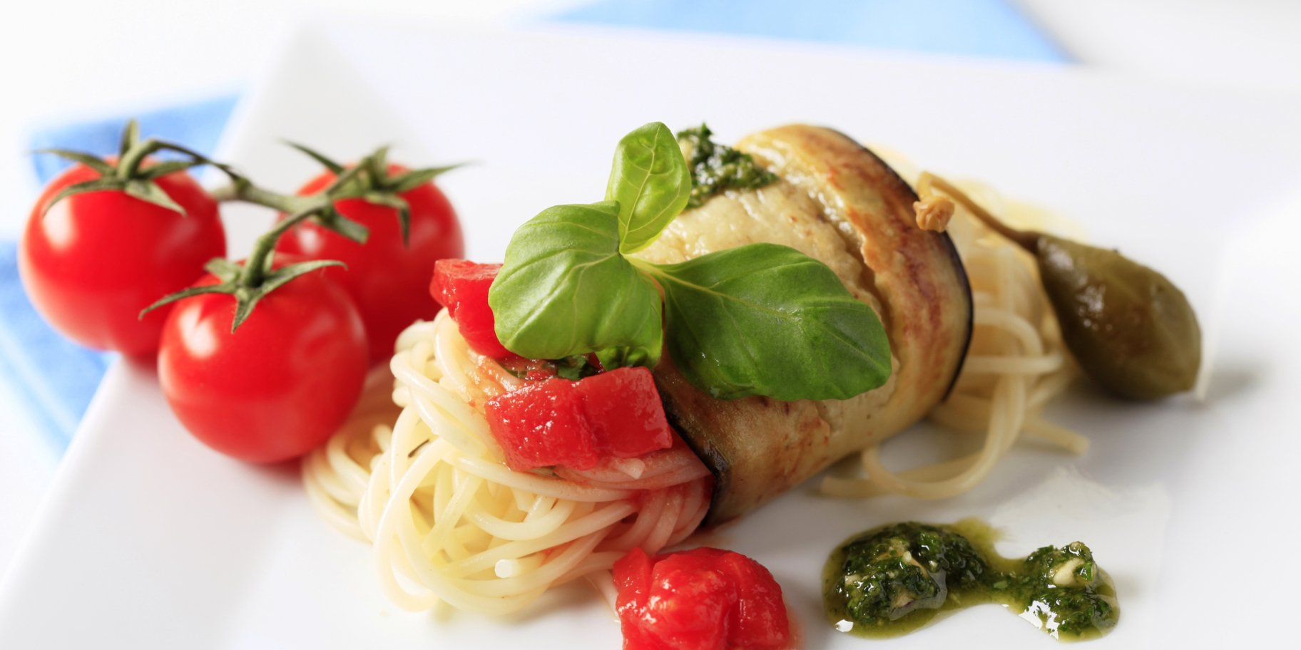 Баклажановые рулетики с макаронами