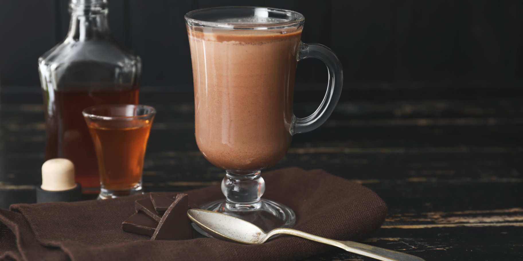 Горячий шоколад с соленой карамелью и ромом