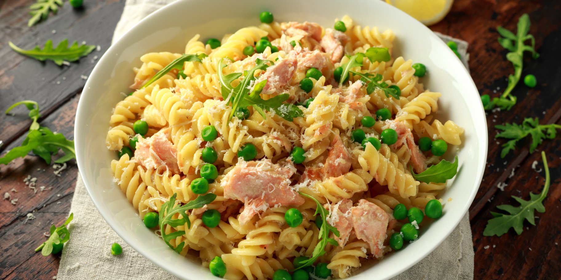 Паста з лососем, горошком і зеленню