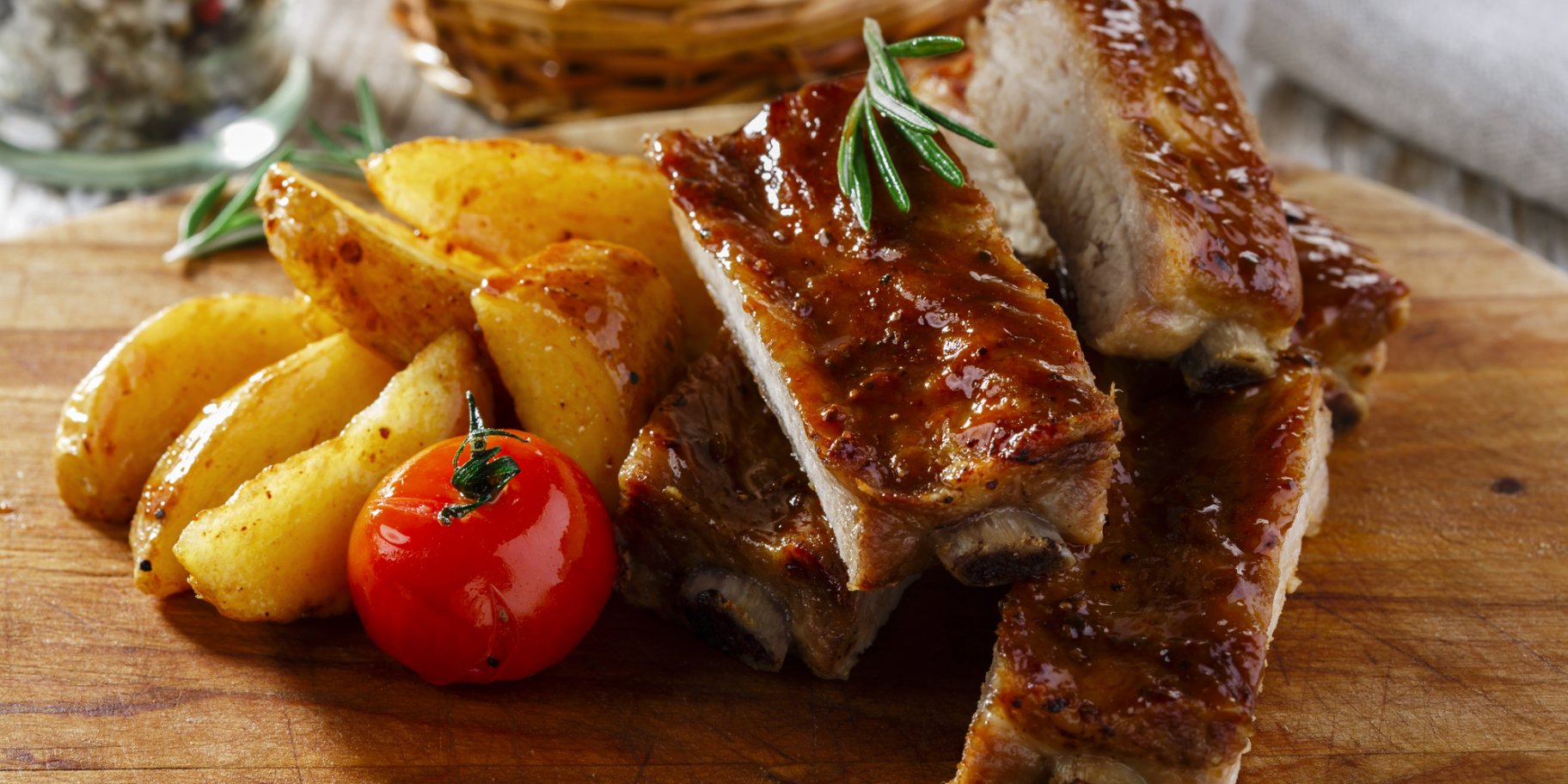 Свинячі реберця з картоплею