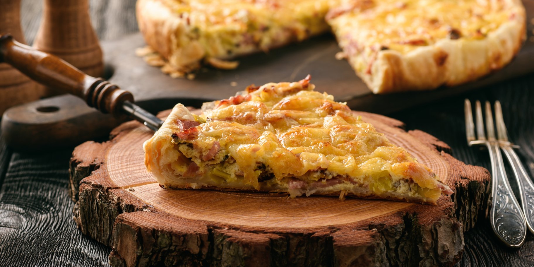 Заливний пиріг з куркою та беконом