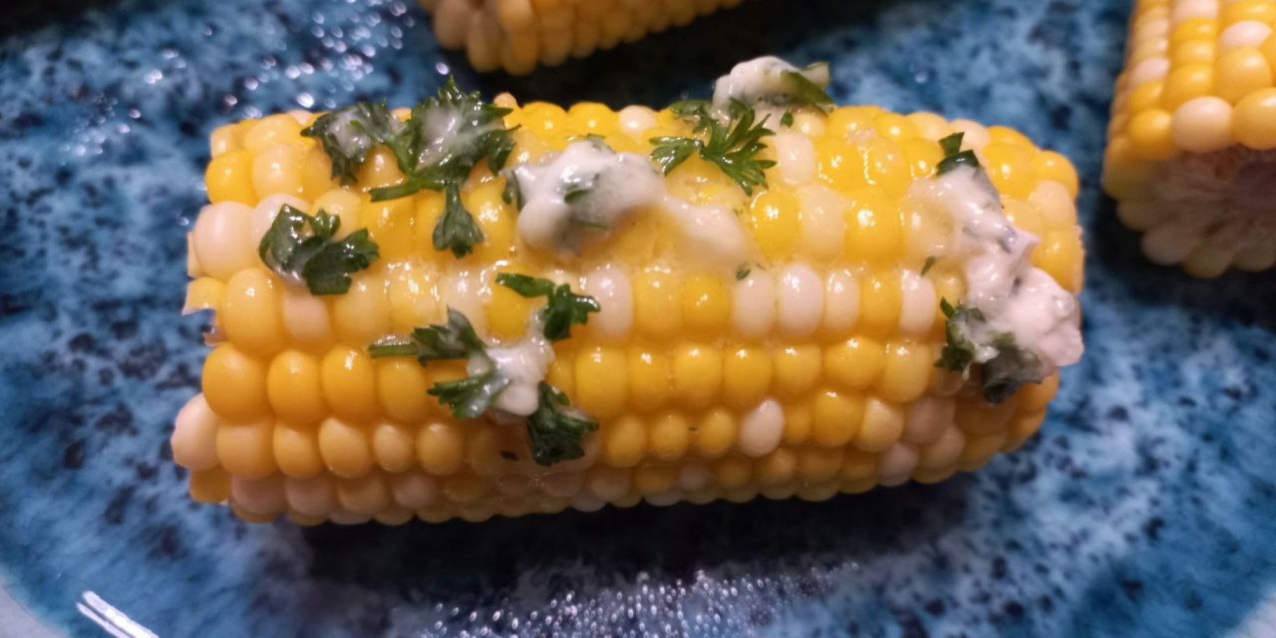 Молода варена кукурудза з часниковим маслом