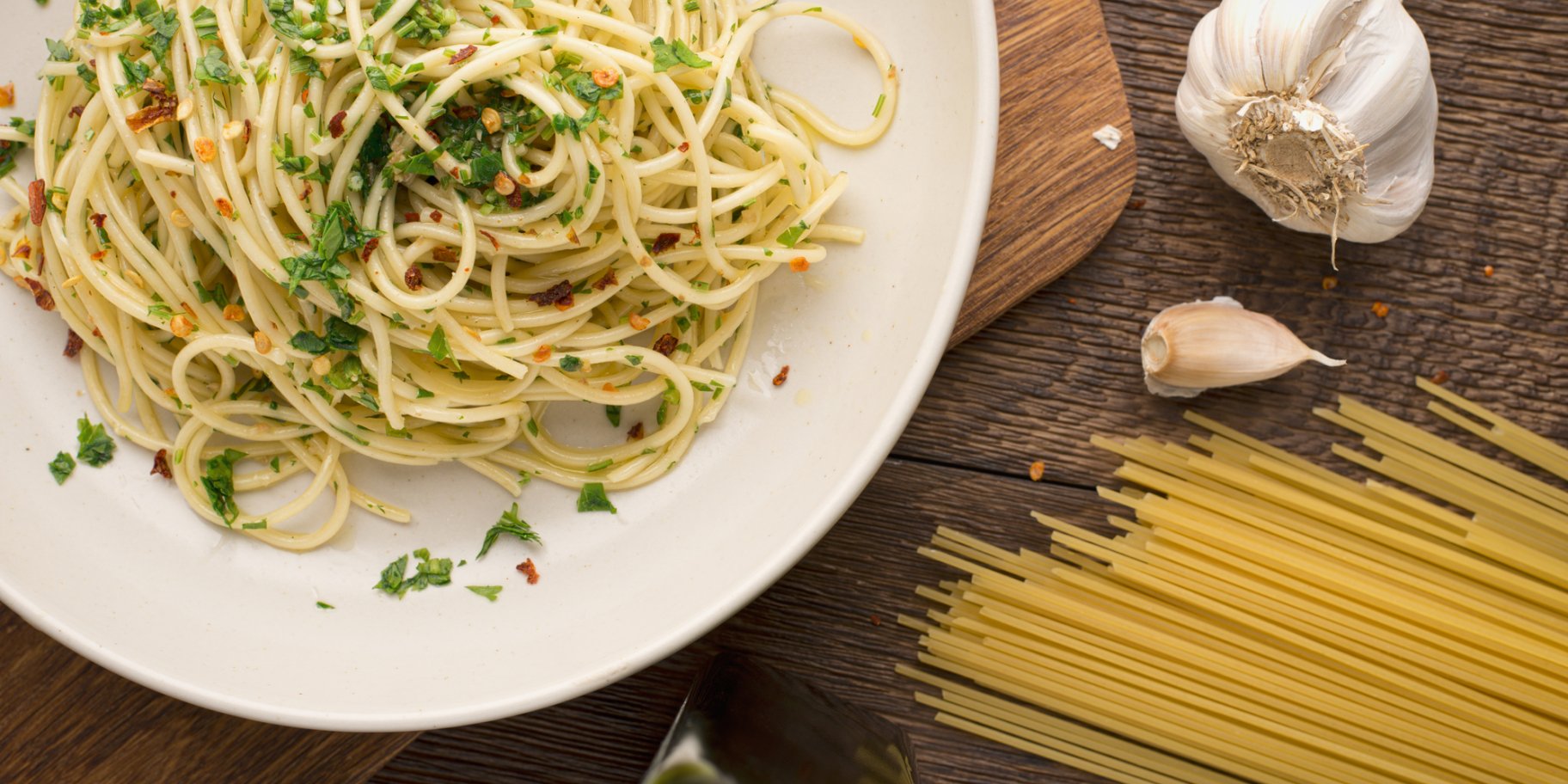 Спагеті з часником та зеленню