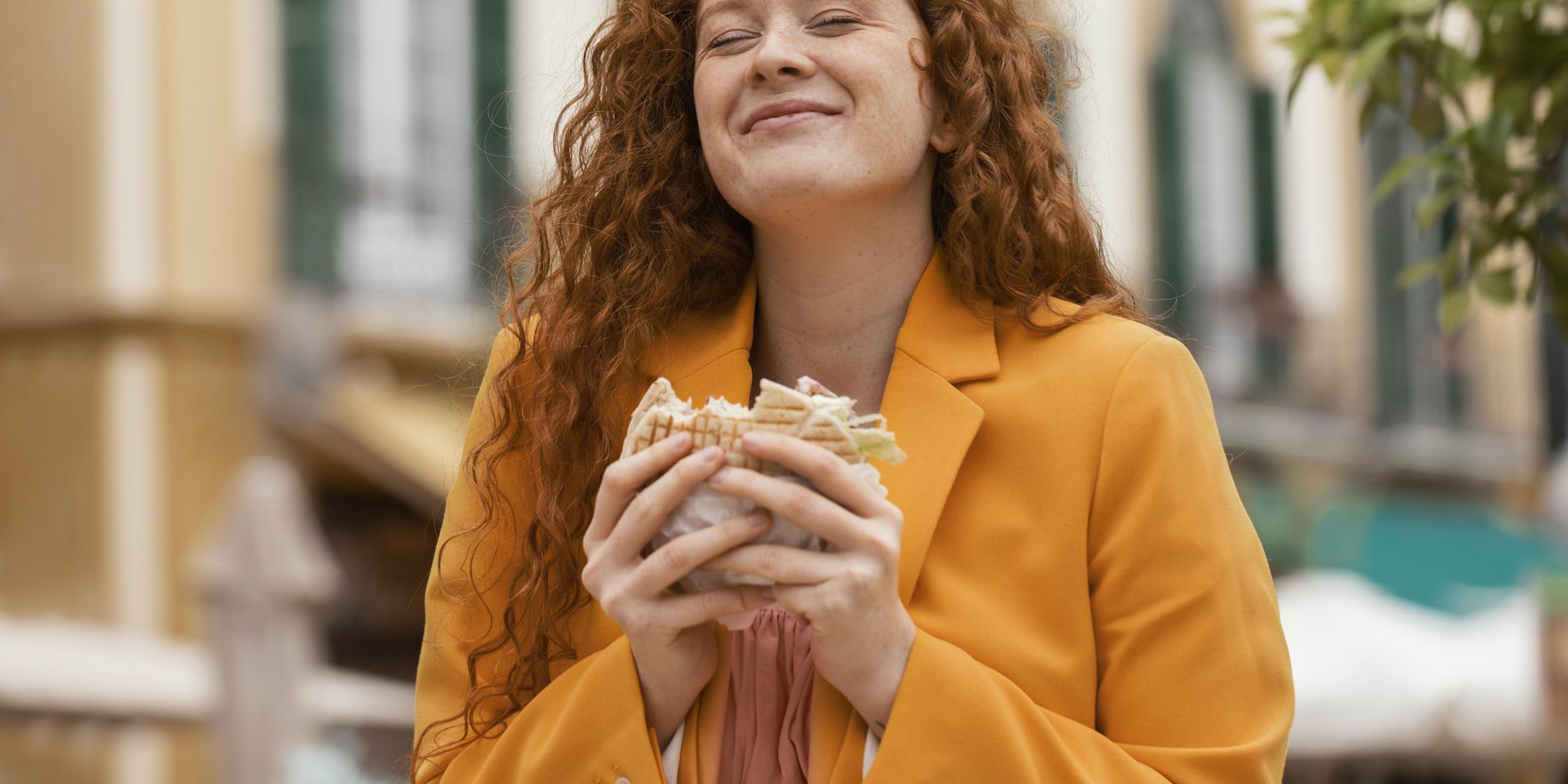 Жінка їсть снек