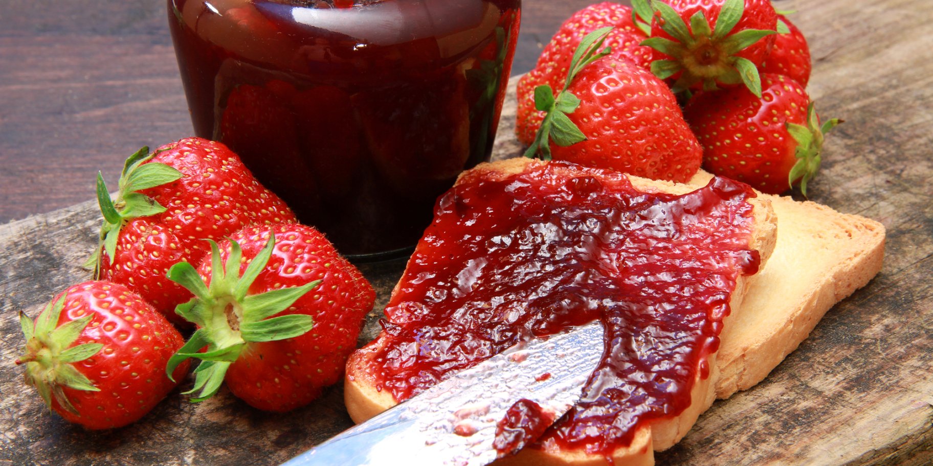 Полуничне повидло на тості