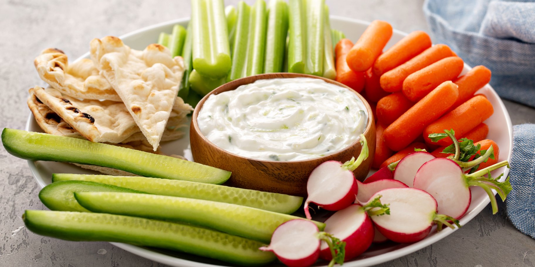 М'ятний йогуртовий соус з овочами