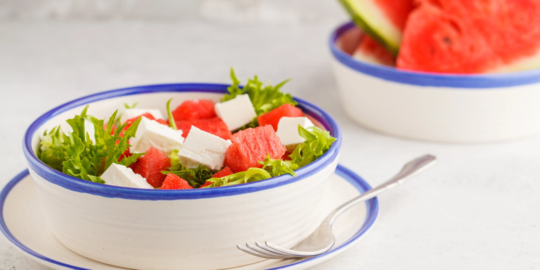 Полезный салат с арбузом, фетой и авокадо