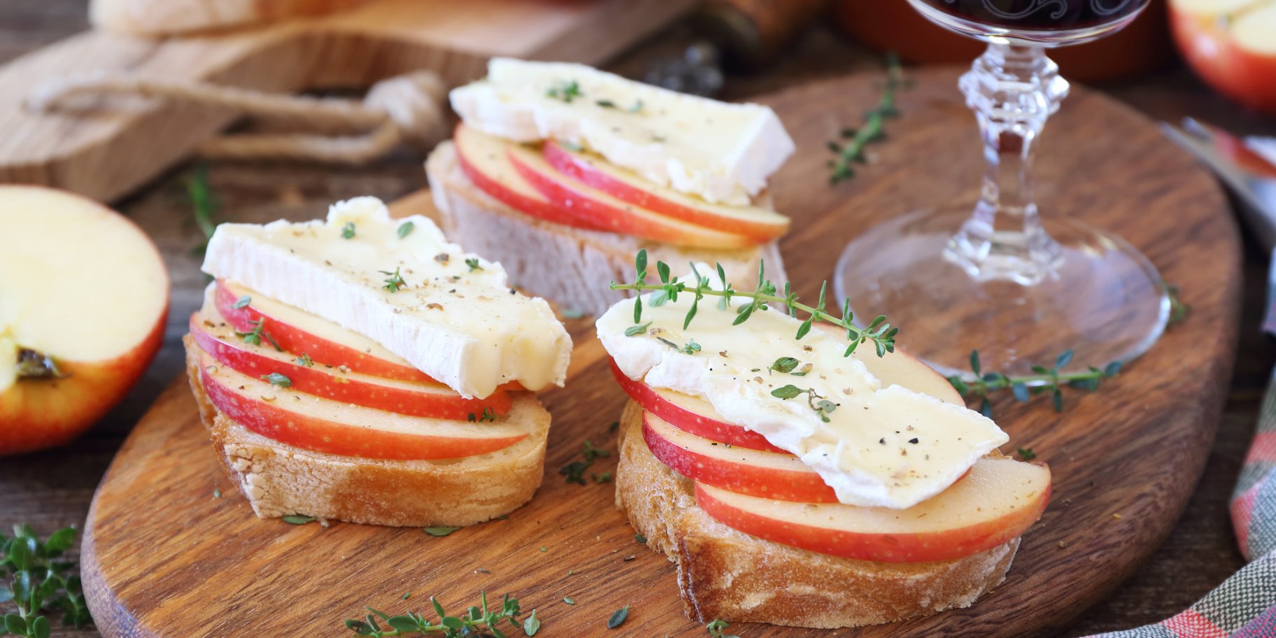 Брускетты с яблоками и камамбером рецепт