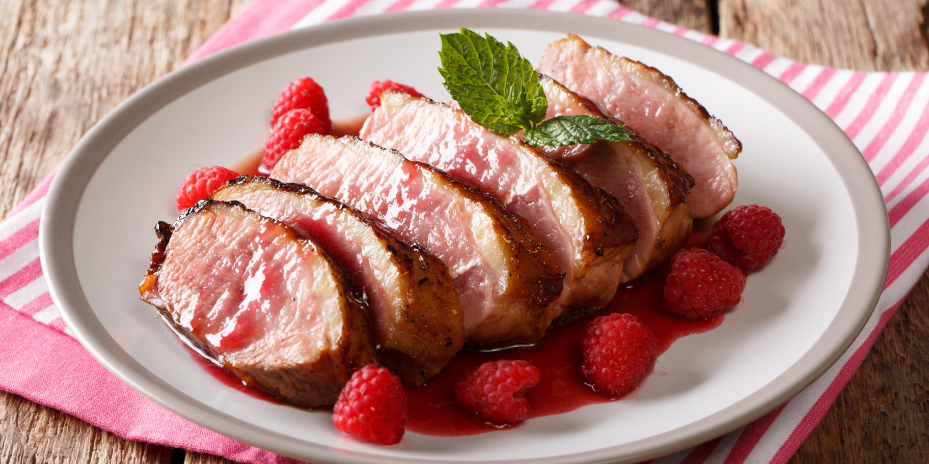 Качине філе з малиновим соусом