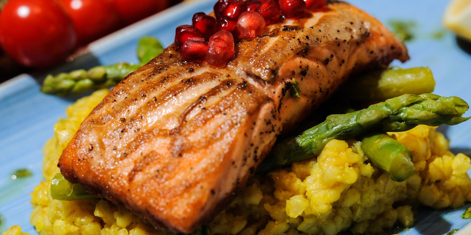 Запечений лосось з зернами гранату